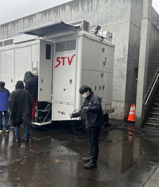 サッカー中継後、雨の中の撤収…　フード付きのジャンパーで来ればよかった…編集M．Y