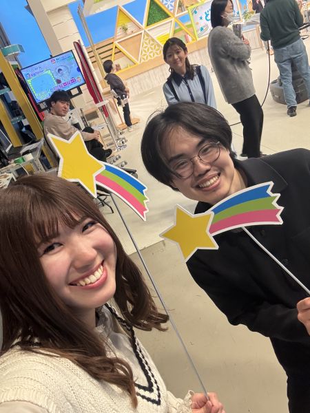 生放送でお星さまを流したよ☆一緒に協力してくれた可愛い後輩とパシャリ！１つ１つの演出が大事になってくる仕事です！制作　Y・S