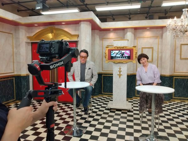 映画情報バラエティー「シアターＳ」の収録です。狭いスタジオなのでカメラマンがいろいろなアングルを工夫して撮影してくれます。最近は映画番組らしく？ジンバルという機材を使い斬新な映像をお届けすることも！制作センター Sasaki