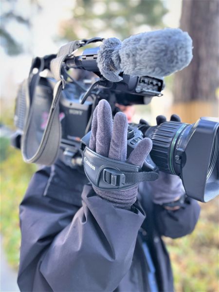 北海道の冬が始まりました。この季節の撮影には必須の手袋を “ は・い・て ” 頑張ります！撮影技術センターカメラマン:Ｔ.Ｙ